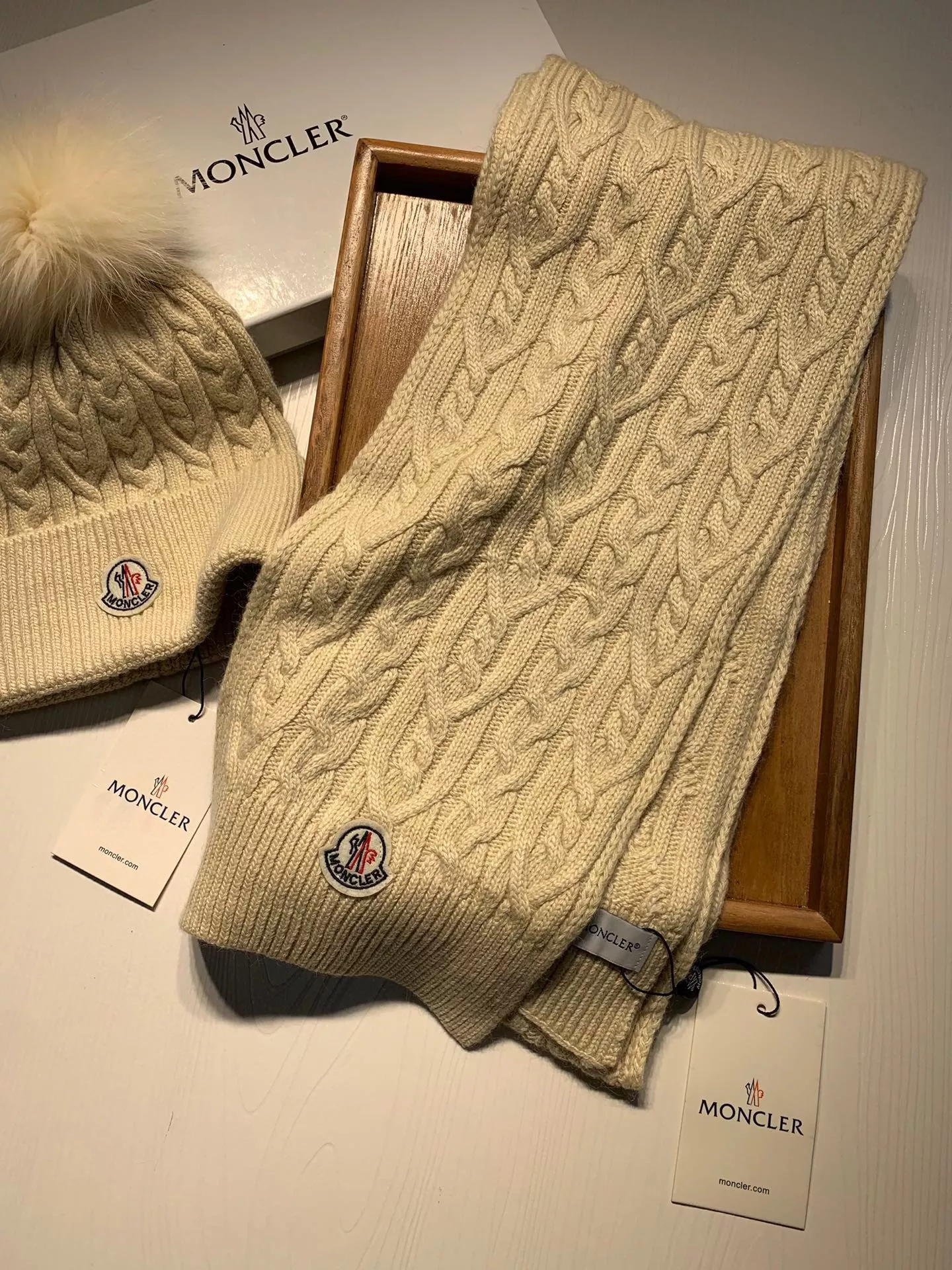 moncler hat and echapres set s_127a7ab1